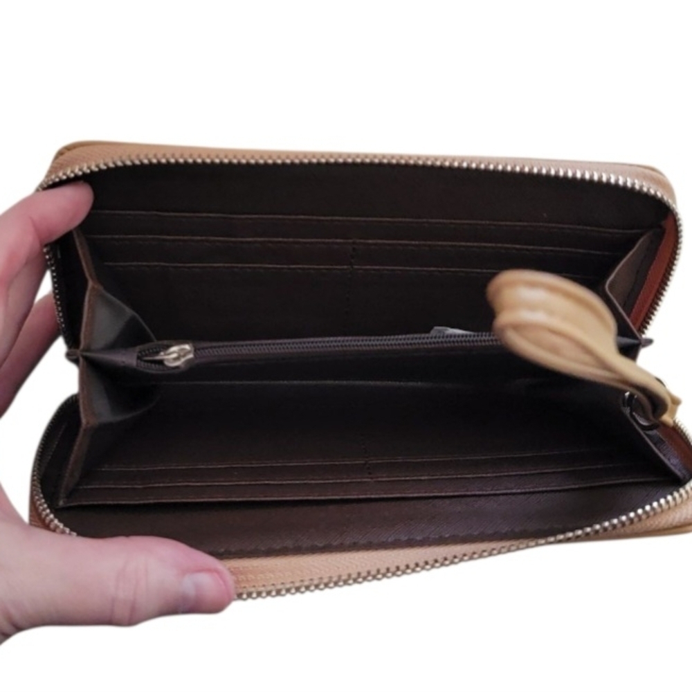 Elegant Tan Wallet - Picture 3 of 3